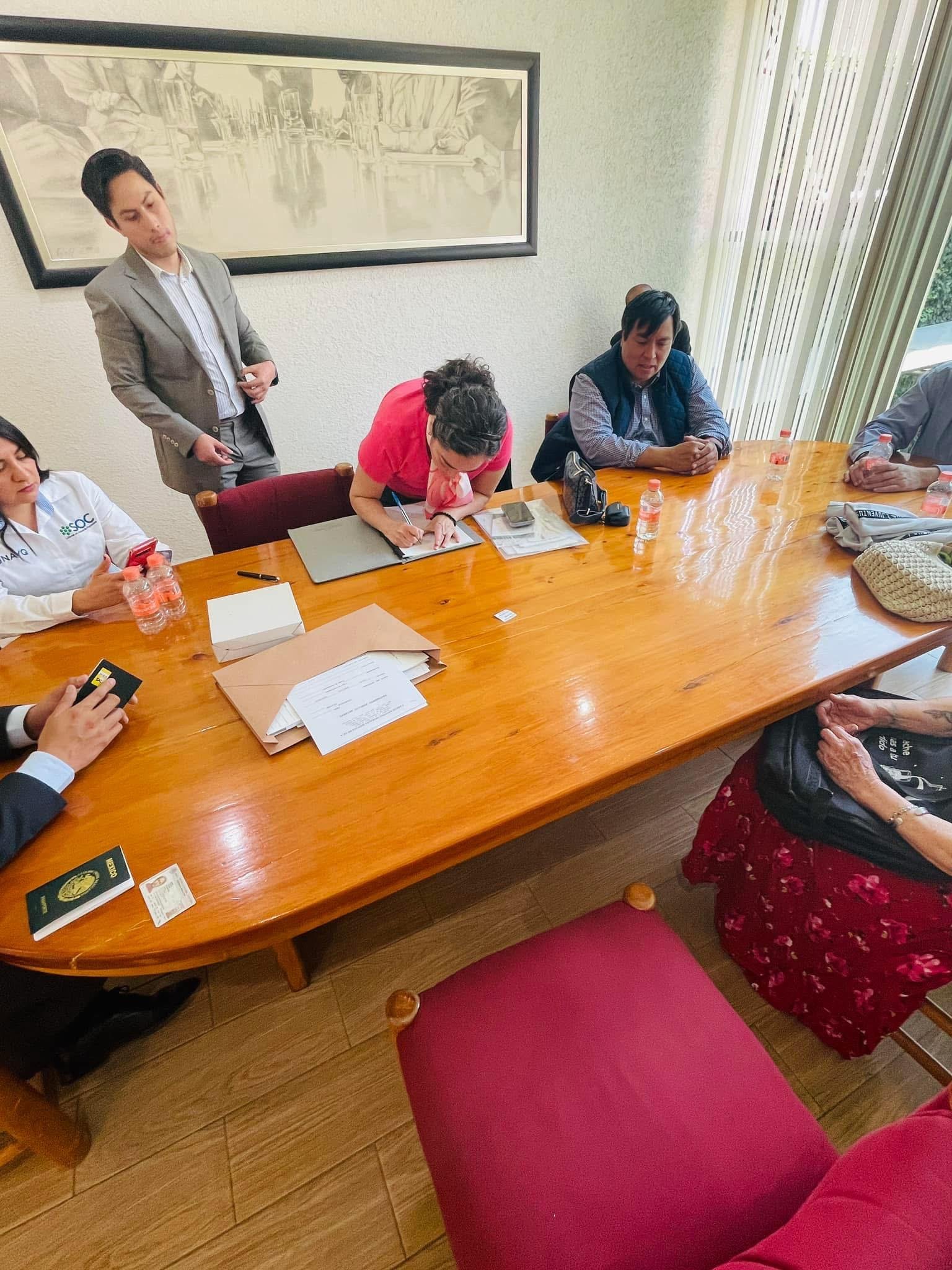 Asesores inmobiliarios trabajando